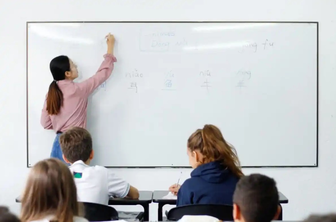 El maestro escapando del aula de clases